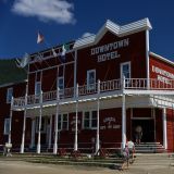 Das Downtown Hotel in Dawson City hat sich gut in die Gegend eingefügt.
