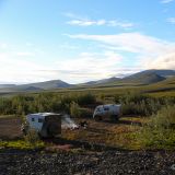 Auf dem Dempster Highway lernen wir Wolf aus Deutschland kennen und verbringen so einen unterhaltsamen Abend in schöner Kulisse.
