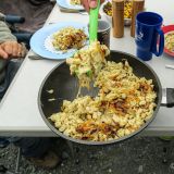 Was passiert, wenn Deutsche auf Schweizer stossen? Es gibt frisch zubereitete deutsche Spätzle mit Schweizer Raclette-Käse - mmmhhh !!! :-)
