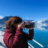 Anita lässt sich dieses Spektakel nicht entgehen. Mit der Kamera bewaffnet wartet sie gespannt, dass der Gletscher mit dem Naturschauspiel beginnt.
