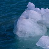 Im Meer schmelzt das Eis dann gemächlich. Auf der Meeresoberfläche sieht man nur gerade 10 Prozent des Eisbrockens. Der grössere Teil ist unter Wasser.
