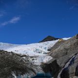 Wir machen noch einen kleinen Zwischenstopp und wandern ein Stück dem Gletscher entlang.
