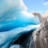 Die Eismassen haben eine kleine Höhle geschaffen. 
