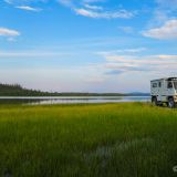 Unseren Übernachtungsplatz mit See-Anschluss finden wir spontan auf dem Alaska Highway.
