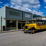 Die Passagiere der Luxus-Liner werden mit nostalgischen Bussen zurück zu ihren Schiffen gekarrt.
