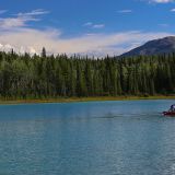 Der Boya Lake im gleichnamigen State Park.
