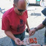 Jupp spendiert Roger ein paar Häppchen selbst gefangenen Lachs und Roger ist dermassen begeistert, dass er nun doch noch zu Alaska-Wildlachs kommt.
