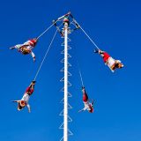 ... schwingen sich die "Voladores" an einem Seil befestigt wie bei einem Karrussel drehend in die Tiefe.
