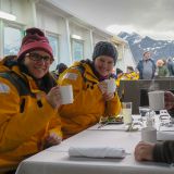 Grill-Spass auf Deck und das bei eisigen Temperaturen. Da hilft nur noch ein Aufwärmen von innen mit einem heissen Glühwein. 
