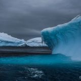 Gigantisch und wunderschön anzuschauen sind die verschiedenen Eisberg-Kreationen. 
