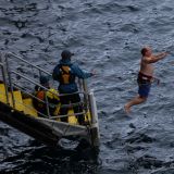 Polar Plunge ins -1,8 Grad kalte Wasser. Roger hat's gemacht und verdient meinen höchsten Respekt. Ich war draussen, denn schliesslich musste ja jemand die Bilder schiessen :-).
