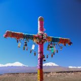 Vor dem Andendorf Caspana begegnen wir diesem farbig gestalteten Kreuz.
