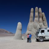 Das war's wieder einmal von uns beiden. Wir winken mit der Riesenhand vom Desierto del Mano zum Abschied aus Chile. Bis zum nächsten Mal - Tschüss und nichtswieweg!