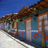 Farbenprächtige Gasse in Guatapé.
