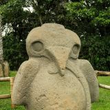 Die berühmte Steinsfigur "Der Uhu frisst die Schlange" von San Agustín.
