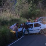 Der Stau geht bis tief in die Nacht hinein. Manch einer verliert die Geduld und versenkt beim Wenden sein Auto im Strassengraben.
