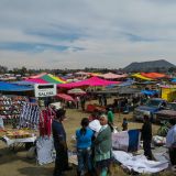 Auf der Weiterfahrt in Richtung Puebla passieren wir erneut einen Stau. Doch diesmal ist ein Markt der Grund fürs Verkehrs-Chaos.
