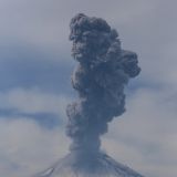 Plötzlich stösst der immer noch aktive Vulkan Popocatépetl eine dicke Aschewolke aus dem Innern in die Atmosphäre.
