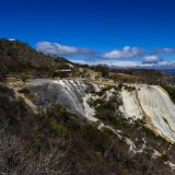 ... über viele Stufen den Berg hinunter und hinterlässt einen versteinerten, kalkweissen Wasserfall.
