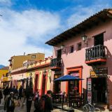 Herzige Cafés, vielfältige Restaurants und bunte Häuserfassaden prägen das Bild der "Real de Guadeloupe" in San Cristóbal de las Casas.
