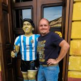 Roger entdeckt den argentinischen Fussball-Star "Diego Armando Maradonna" vor einem Argentinischen Restaurant.
