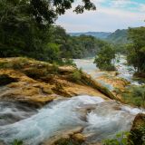 Über unzählige Wasserfälle ebnet sich der Rio Yax seinen Weg in den Golf von Mexiko.
