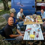 In Palenque eingetroffen, erleben wir eine freudige Überraschung. Fabienne und Marcel (hinten links, welche wir in San Juan de Teotihuacán getroffen haben) sowie Alex und Chrigu (hinten rechts, haben wir vor über 8 Monaten in Kanada getroffen) sind bereits auf dem Platz. Stühle raus und los geht die Wiedersehens-Party der Superlative. Nur die Nachbarn (und Brüllaffen) nerven sich einwenig über die nächtliche Ruhestörung.
