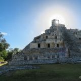 Doch vorerst geht unsere Route zurück ins Inland der Halbinsel Yucatáns. Genauer gesagt zu den Maya Ruinen von Edzná.
