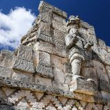 "Kabáh" war neben "Uxmal" die zweitwichtigste Maya-Stätte. Vieles davon wartet noch im Dornröschen-Schlaf auf ihre Ausgrabung. Auf der Rückseite des "Palast der Masken" befinden sich zwei mächtige Kriegerstatuen und wachen über die Anlage.
