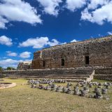 Zurück an der Frontseite des selben "Palacio de las Máscaras", reihen sich dutzende Chaak-Masken des "Wasser-Gottes" der Mayas.
