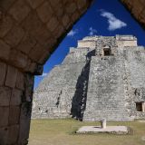 Nun wird es aber Zeit, die wichtigste Maya-Stätte der Yucatán-Halbinsel zu entdecken: Uxmal - Hier mit Blick auf die 38m hohe Pyramide des Zauberers.
