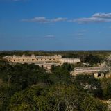 Von der "Gran Pirámide" hat man einen fantastischen Ausblick auf die Ruinen-Stadt Uxmal.
