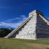 Wenn man den Eingang von Chichén Itzá passiert, kommt man gleich zu dessen Wahrzeichen: Die Kukulkán-Pyramide.
