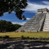 Damit man sieht, wie sie vor der Restaurierung ausgesehen hat, wurde ein Teil der 25m hohen Pyramide noch "naturbelassen".
