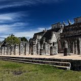 Der "Templo de los Guerros" (Tempel der Krieger) ist mit vielen Säulen bestückt, welche früher das Dach dieser Halle hielten.
