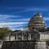 Im runden Turm namens Caracol (Schnecke), war das Observatorium der Mayas untergebracht. Ob hier auch der berühmte Maya-Kalender entstanden ist?
