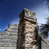 Ein solches Eckstück stand zuoberst auf der Pyramide (im Hintergrund) und diente als Eckpfeiler für den Tempel, welcher die Pyramide thronte. 
