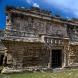 Dass die Mayas nicht nur Pyramiden bauen konnten, sondern viele Gebäude auch reich verzierten, zeigt uns die Fassade des "Anexo de las Monjas" (Anbau des Nonnenhauses).
