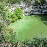 Unweit der Kukulkán-Pyramide liegt die "Cenote Sagrado" (Heilige Cenote), welche für religiöse Zwecke (z.B. Menschen-Opfer) verwendet wurde.
