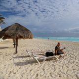 ... noch einen fast menschenleeren Strand vor. Also ein perfekter Platz für ein Käffchen. 
