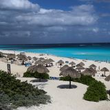 Aber schon bald tauchen die ersten Badegäste auf und reservieren sich ihren Sonnenschirm an der Playa Delfines.
