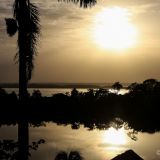 Sonnenaufgang über der "Laguna Bacalar" mit der "Cenote Azul" im Vordergrund. 
