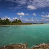 Selbst die Seen an der Ostseite der Halbinsel Yucatán geizen nicht mit ihrem türkis-farbenen Badewasser.
