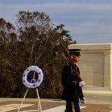 Eine rund-um-die-Uhr-Wache erhält aber nicht etwa das Grab von John F. Kennedy, sondern jenes des unbekannten Soldaten. Dies symbolisch zu Ehren aller gefallenen Soldaten.  
