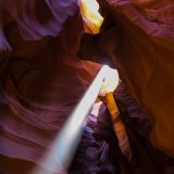 Gleich zu Beginn des Upper Antelope Canyon bekommen wir einen berühmten Beam (Sonnenlicht-Einfall) zu Gesicht.
