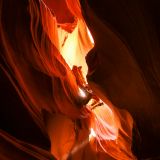 Die bizarr geschliffenen Felswände der Schlucht werden durch die Sonneneinstrahlung in ein Lichtspiel verwandelt.

