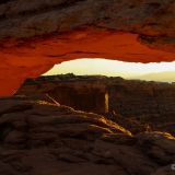 ... und der Mesa-Arch erscheint in einem magischen Licht.
