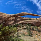 Der Landscape Arch ist akut Einsturz gefährdet. Deshalb darf man ihn nur noch aus der Ferne beobachten. Wie lange dieser Arch wohl noch durchhält?
