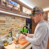 Bei einer Room-Tour in ihrem riesigen, orangen Truckcamper, laden sie uns zu einem "Old Fashioned" Whiskey ein, welchen David natürlich gleich frisch für uns zubereitet.
