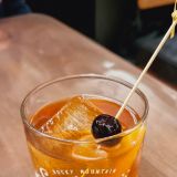 Nebst frisch eingeräuchertem Eis und Whiskey gehören zum "Old Fashioned à la David" noch Angostura-Bitter, Ahornsirup sowie etwas Orangenschale, Ginger und eine Kirsche als Deko mit dazu. 
